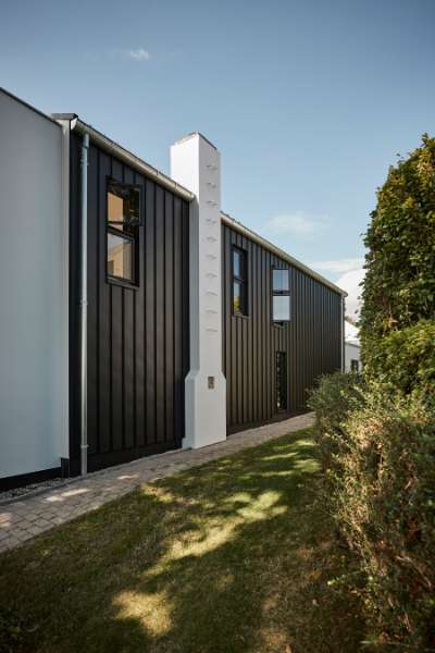 A very fine roof and façade solution on Funen, Strandvej 54B, Ballen, 5762 Vester Skerninge